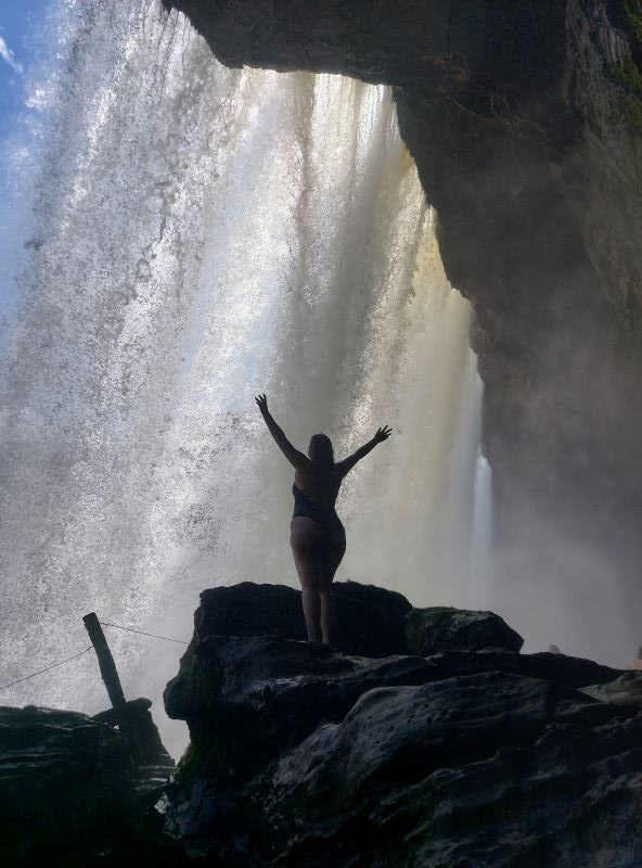 Por trás da queda d'água da Cachoeira do São Romão
