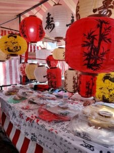 Artigos japoneses na Feira da Liberdade, atração turística em São Paulo